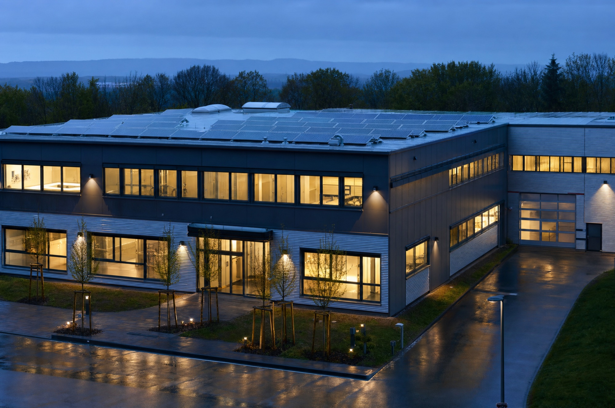 Gewerbegebäude mit Photovoltaikanlage in der Dämmerung