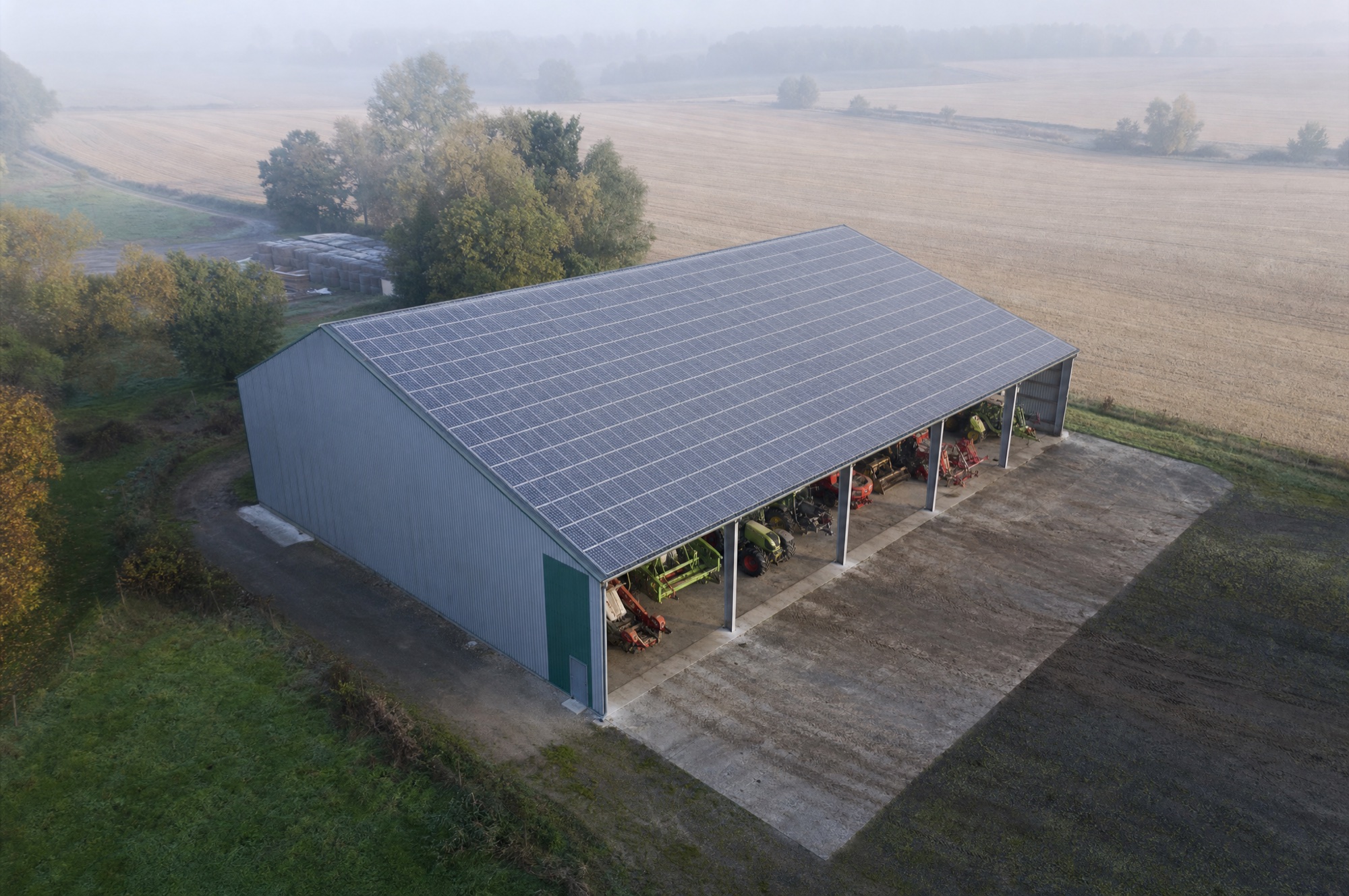 Luftbild einer landwirtschaftlichen Halle mit Photovoltaikanlage