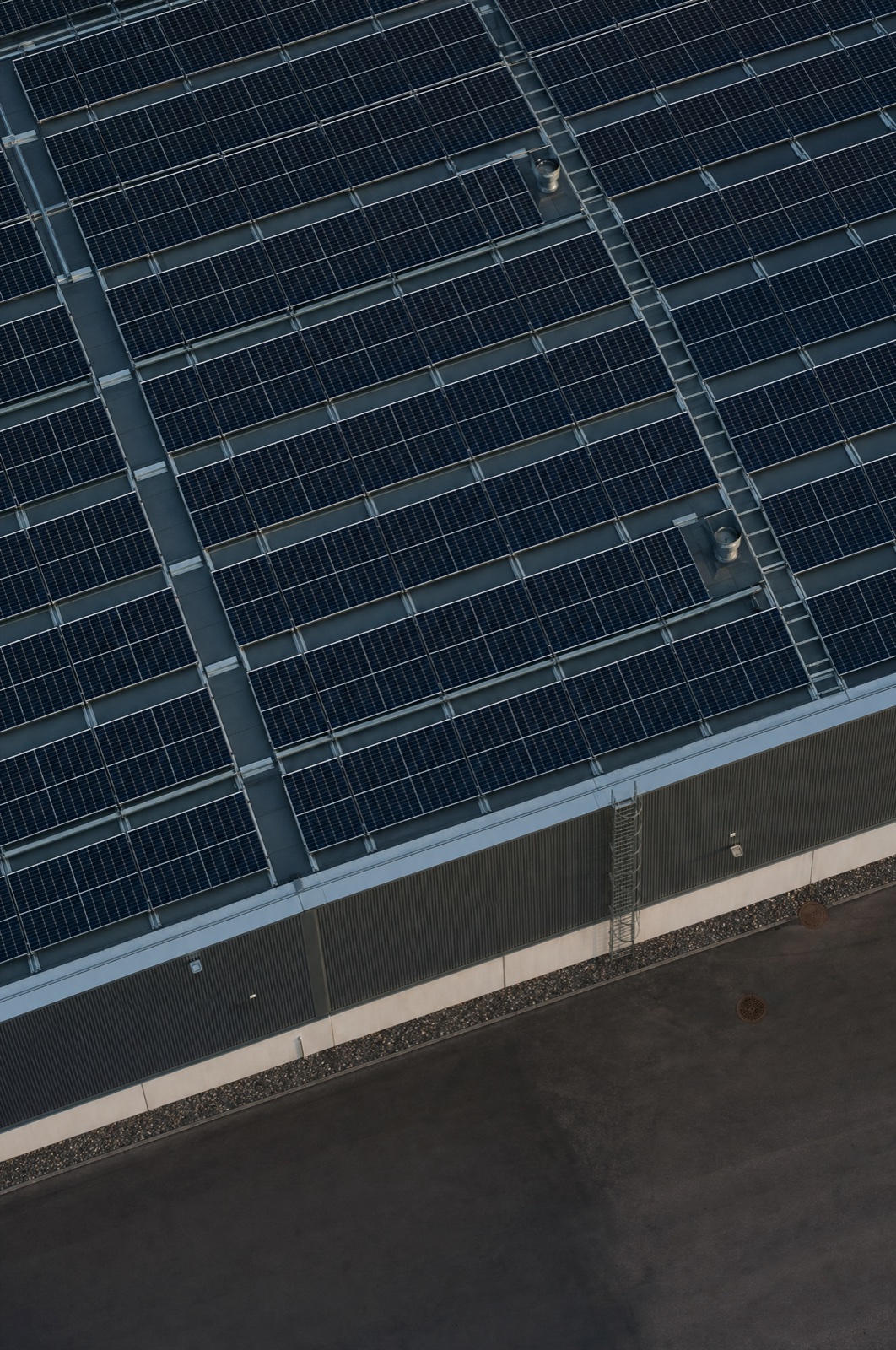 Luftbild einer Hallenecke mit Photovoltaikmodulen