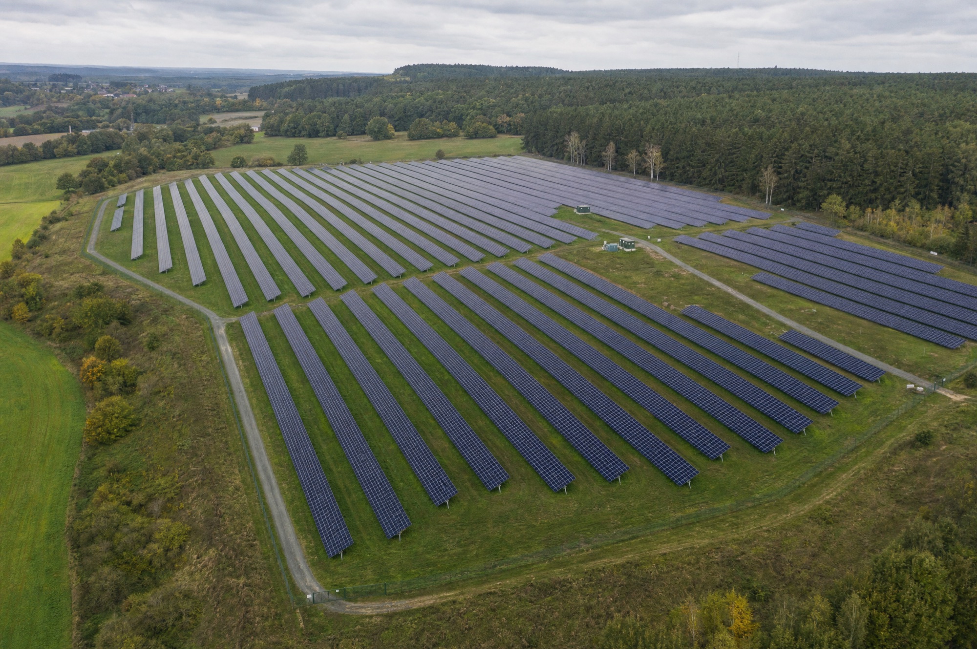 Luftbild eines Solarparks auf Freifläche